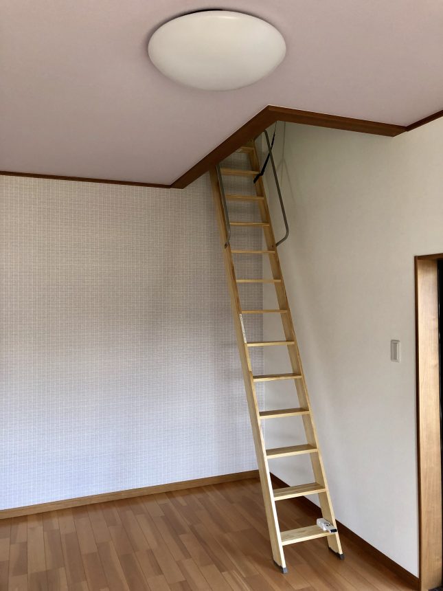 クロス パープルのチェック リリカラ:LL5134 ロフト部屋