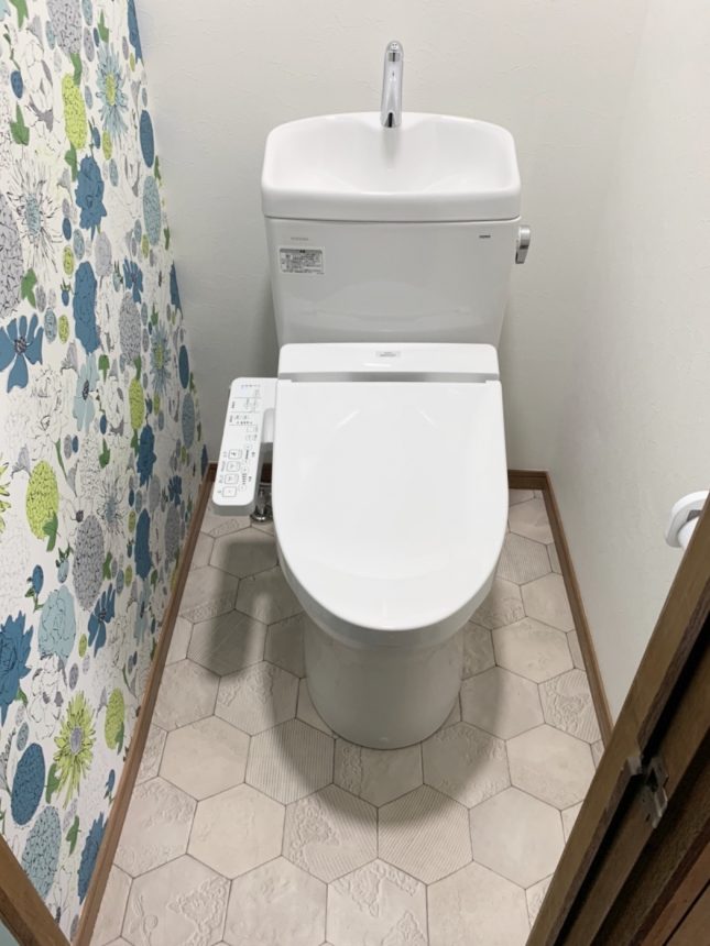 花柄クロス:RE7931 サンゲツ TOTOトイレ