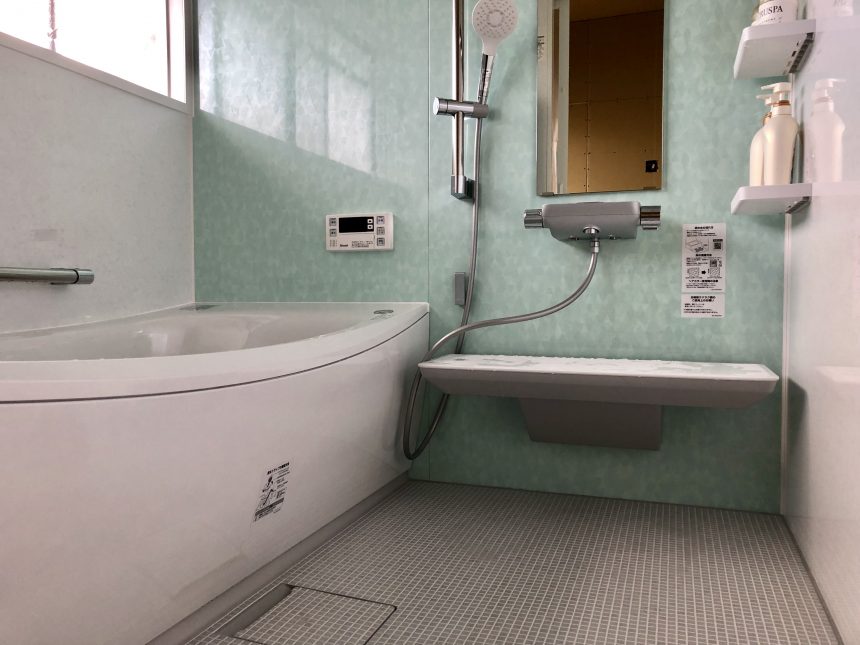 TOTOサザナ ティンバーグリーンが爽やかな明るい浴室に リフォームプラザイシグロ